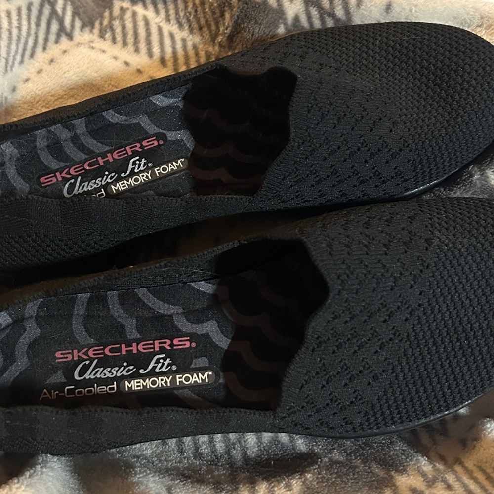 Women’s Sketchers 8.5 Black Flats Memory Foam